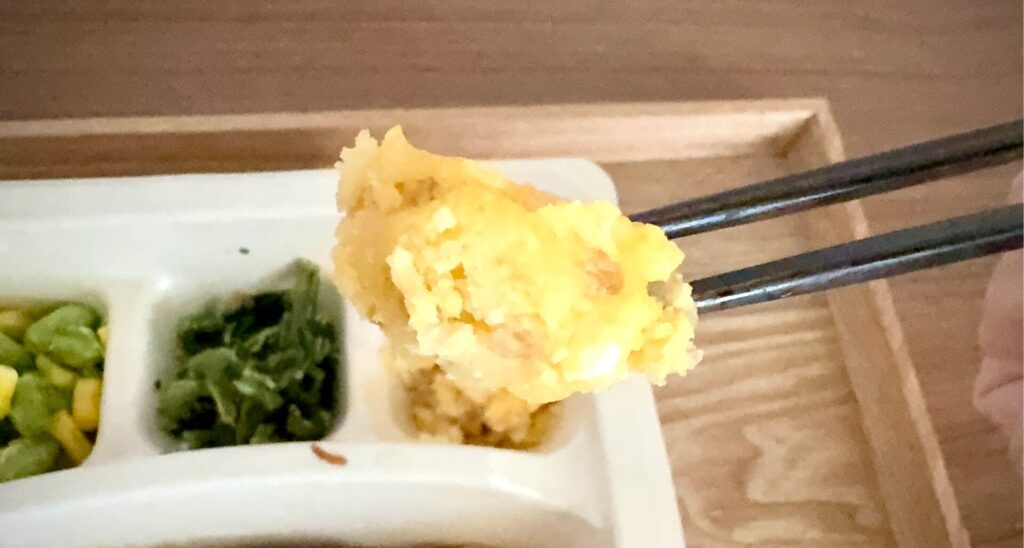 ナッシュ「オニオングリルハンバーグ」の卵入りポテトサラダの味は？