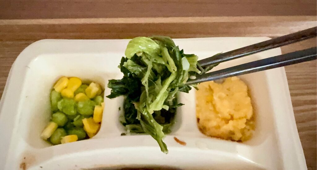 ナッシュ「オニオングリルハンバーグ」のほうれん草ソテーの味は？