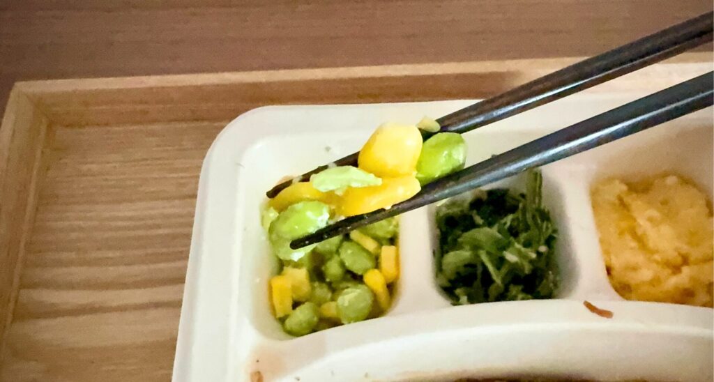 ナッシュ「オニオングリルハンバーグ」の枝豆コーンサラダの味は？